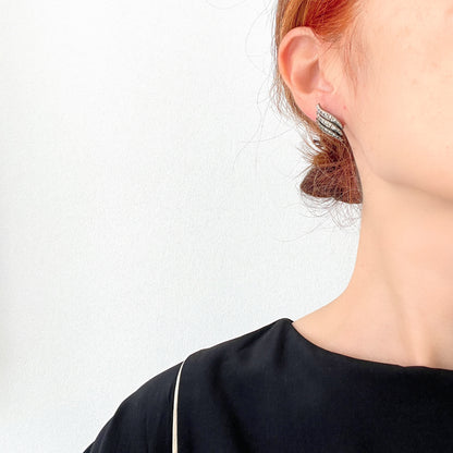 Art Deco silver earrings with flowing curves and clear rhinestones. アールデコらしい流れるような曲線が美しい、シルバーとクリアラインストーンのピアス。 