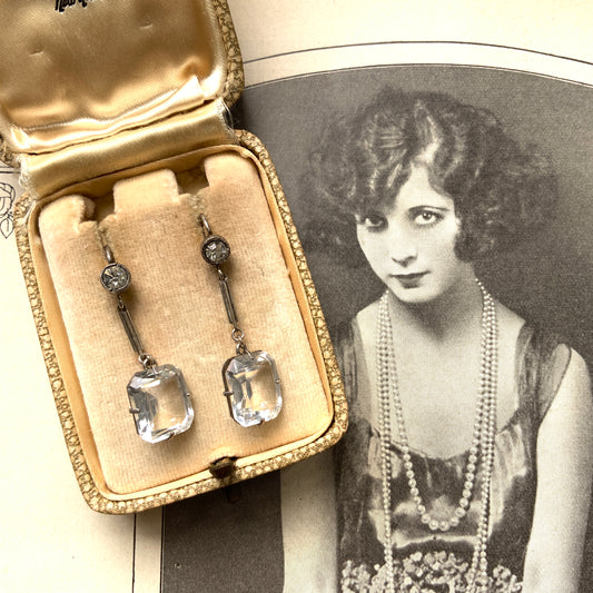 Clear square-faceted glass dangle earrings. クリアのスクエアファセットグラスが揺れるピアス。