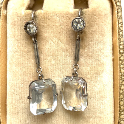 Clear square-faceted glass dangle earrings. クリアのスクエアファセットグラスが揺れるピアス。