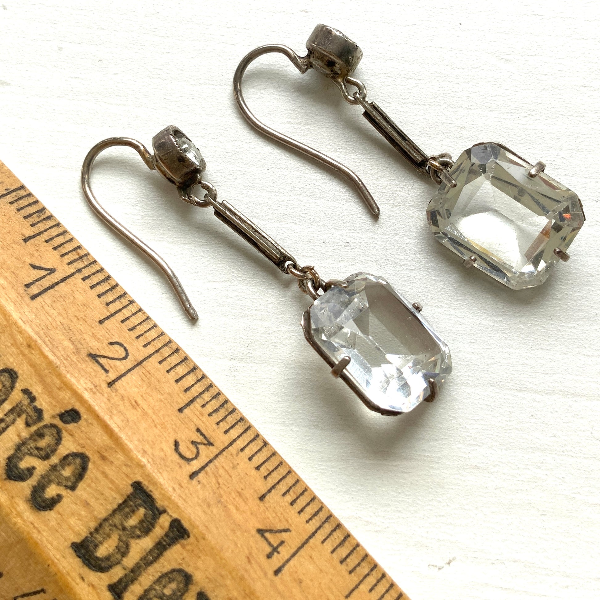 Clear square-faceted glass dangle earrings. クリアのスクエアファセットグラスが揺れるピアス。