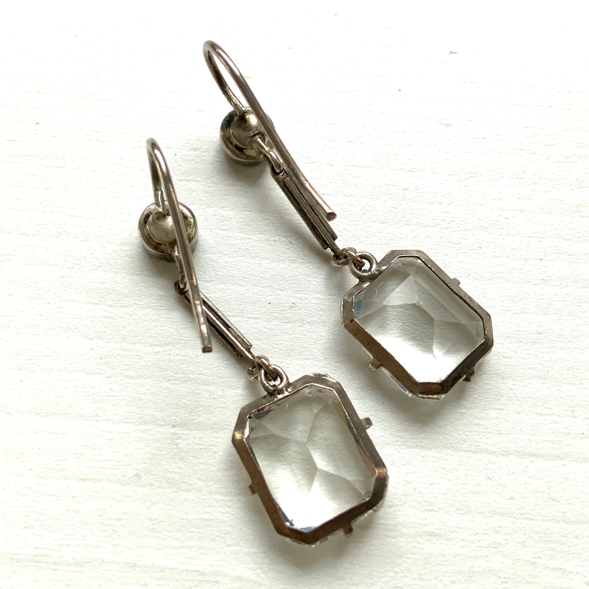 Clear square-faceted glass dangle earrings. クリアのスクエアファセットグラスが揺れるピアス。