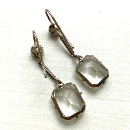 Clear square-faceted glass dangle earrings. クリアのスクエアファセットグラスが揺れるピアス。