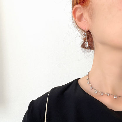 Clear square-faceted glass dangle earrings. クリアのスクエアファセットグラスが揺れるピアス。