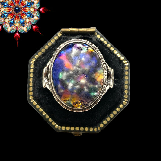 A silver ring by TLM (Thomas L. Mott), set with a foil glass cabochon. TLMのフォイルグラスカボションをあしらったシルバーリング。 