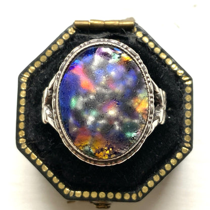 A silver ring by TLM (Thomas L. Mott), set with a foil glass cabochon. TLMのフォイルグラスカボションをあしらったシルバーリング。 