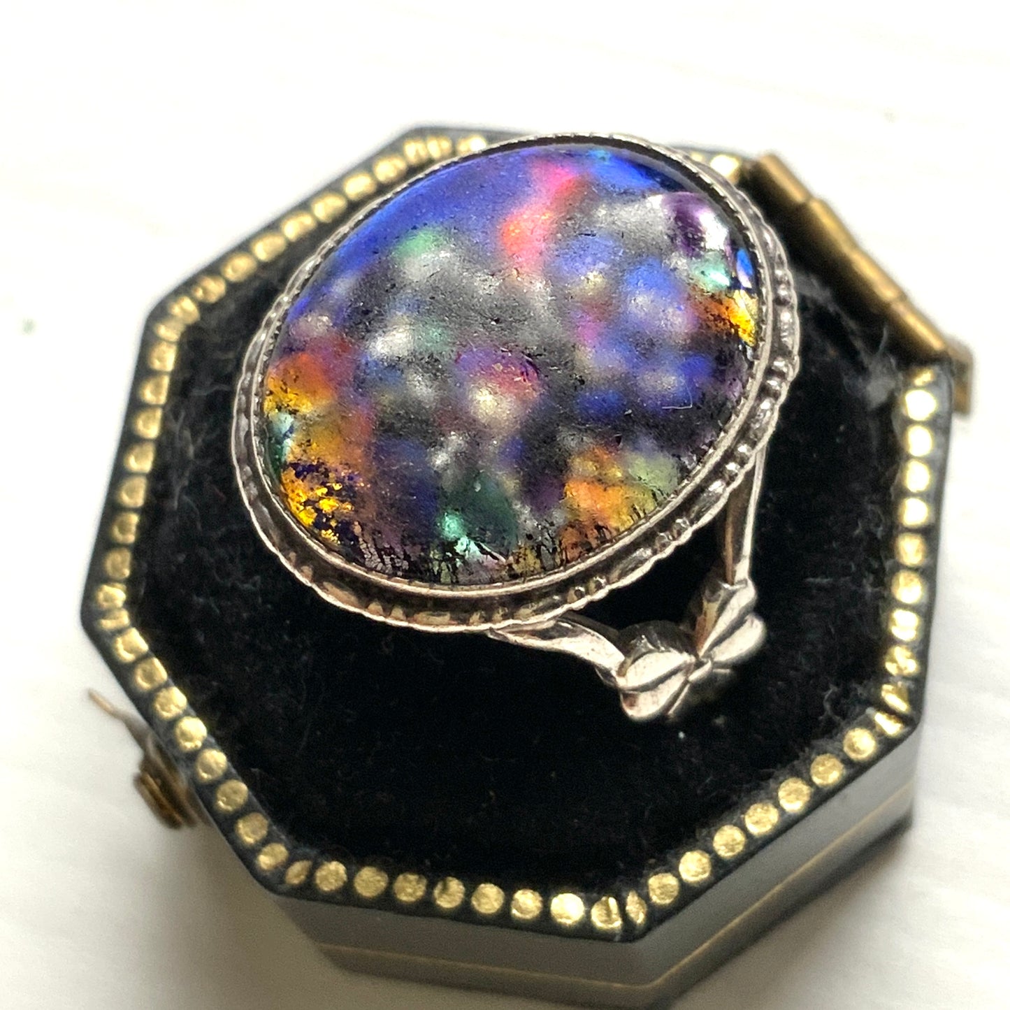 A silver ring by TLM (Thomas L. Mott), set with a foil glass cabochon. TLMのフォイルグラスカボションをあしらったシルバーリング。 