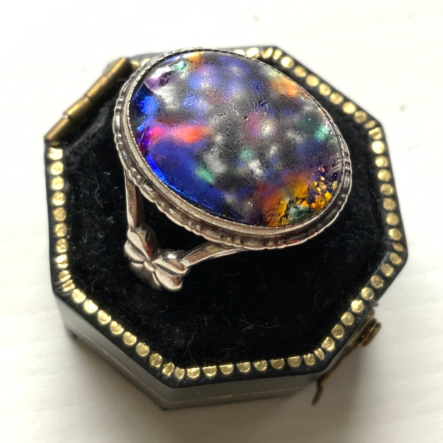 A silver ring by TLM (Thomas L. Mott), set with a foil glass cabochon. TLMのフォイルグラスカボションをあしらったシルバーリング。 