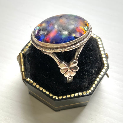 A silver ring by TLM (Thomas L. Mott), set with a foil glass cabochon. TLMのフォイルグラスカボションをあしらったシルバーリング。 