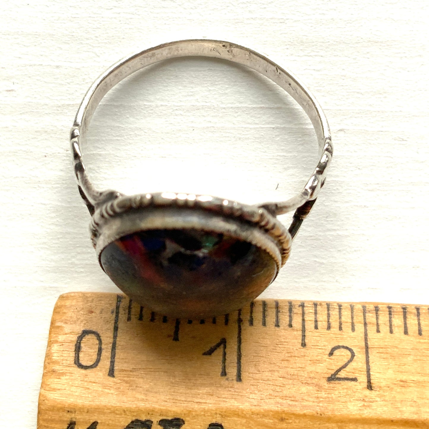 A silver ring by TLM (Thomas L. Mott), set with a foil glass cabochon. TLMのフォイルグラスカボションをあしらったシルバーリング。 