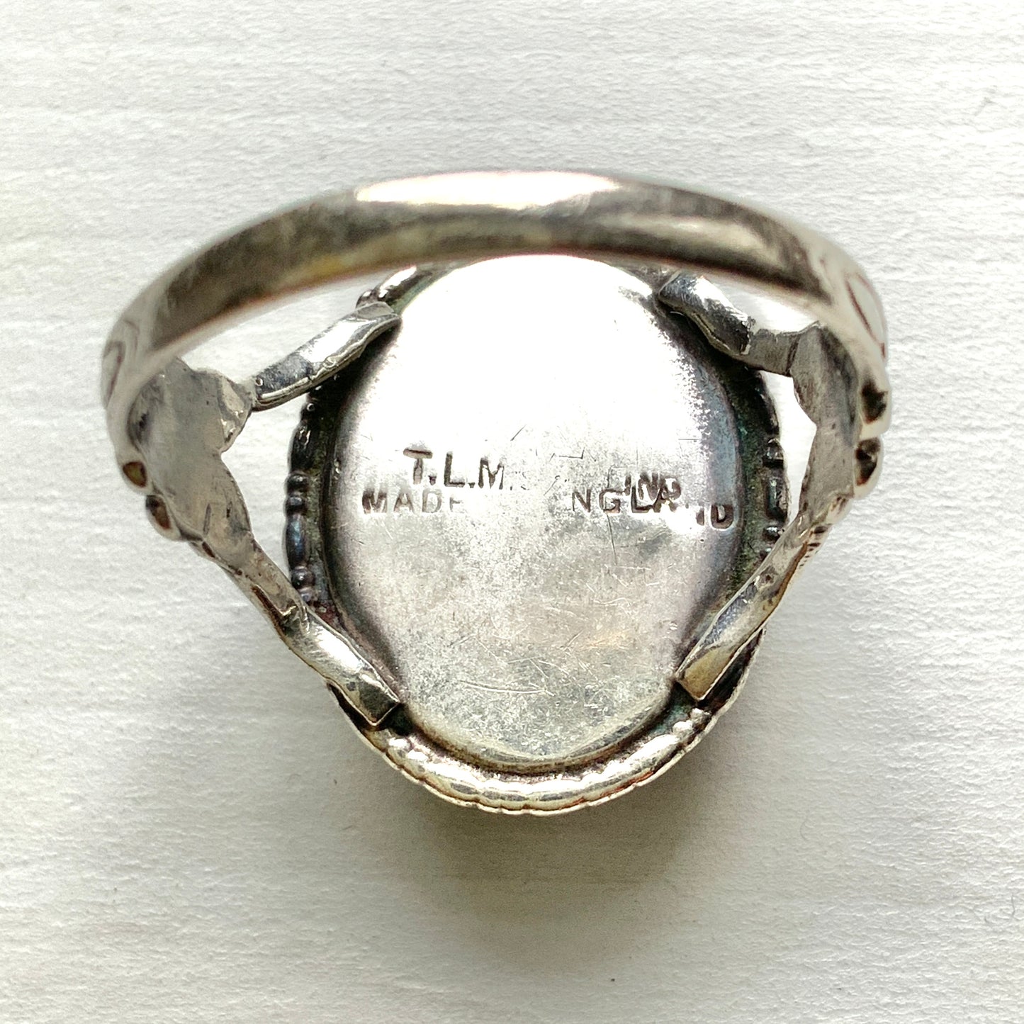 A silver ring by TLM (Thomas L. Mott), set with a foil glass cabochon. TLMのフォイルグラスカボションをあしらったシルバーリング。 