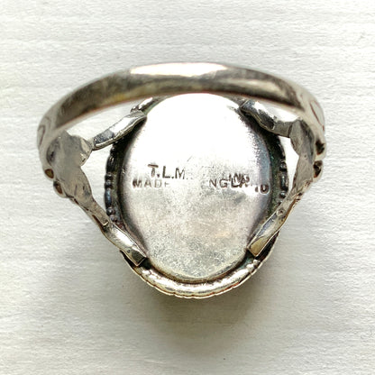 A silver ring by TLM (Thomas L. Mott), set with a foil glass cabochon. TLMのフォイルグラスカボションをあしらったシルバーリング。 