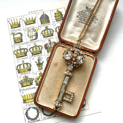 A bold pendant featuring a crown and key motif from Butler & Wilson, a leading British costume jewellery brand of the 1980s. 80年代のイギリスを代表するコスチュームジュエリーブランド、バトラー＆ウィルソンの王冠のついた鍵のモチーフのビッグペンダント。
