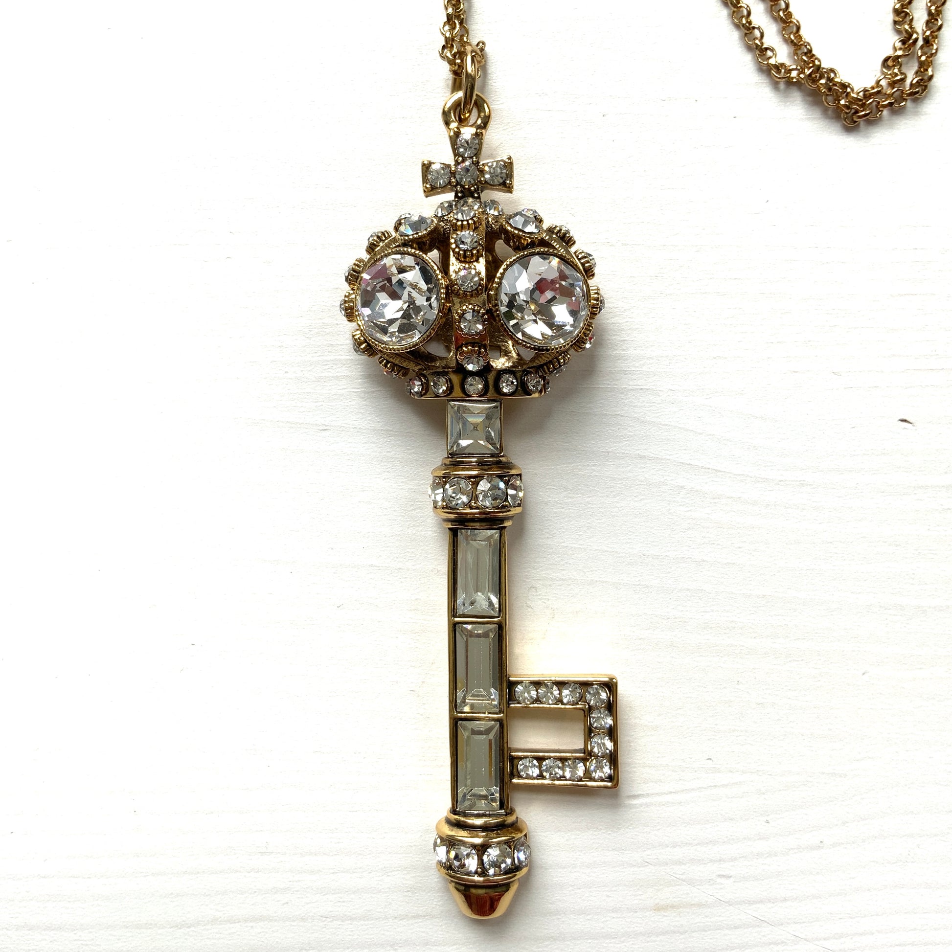 A bold pendant featuring a crown and key motif from Butler & Wilson, a leading British costume jewellery brand of the 1980s. 80年代のイギリスを代表するコスチュームジュエリーブランド、バトラー＆ウィルソンの王冠のついた鍵のモチーフのビッグペンダント。