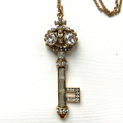 A bold pendant featuring a crown and key motif from Butler & Wilson, a leading British costume jewellery brand of the 1980s. 80年代のイギリスを代表するコスチュームジュエリーブランド、バトラー＆ウィルソンの王冠のついた鍵のモチーフのビッグペンダント。