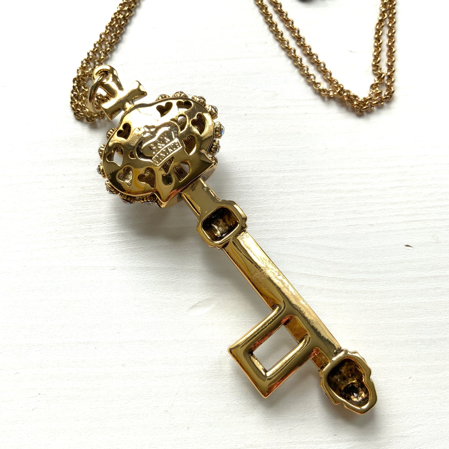 A bold pendant featuring a crown and key motif from Butler & Wilson, a leading British costume jewellery brand of the 1980s. 80年代のイギリスを代表するコスチュームジュエリーブランド、バトラー＆ウィルソンの王冠のついた鍵のモチーフのビッグペンダント。
