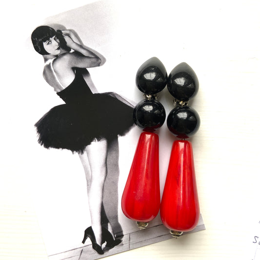 Drop earrings featuring red and black plastic beads. 赤と黒のプラスチックビーズを組み合わせたドロップイヤリング。 