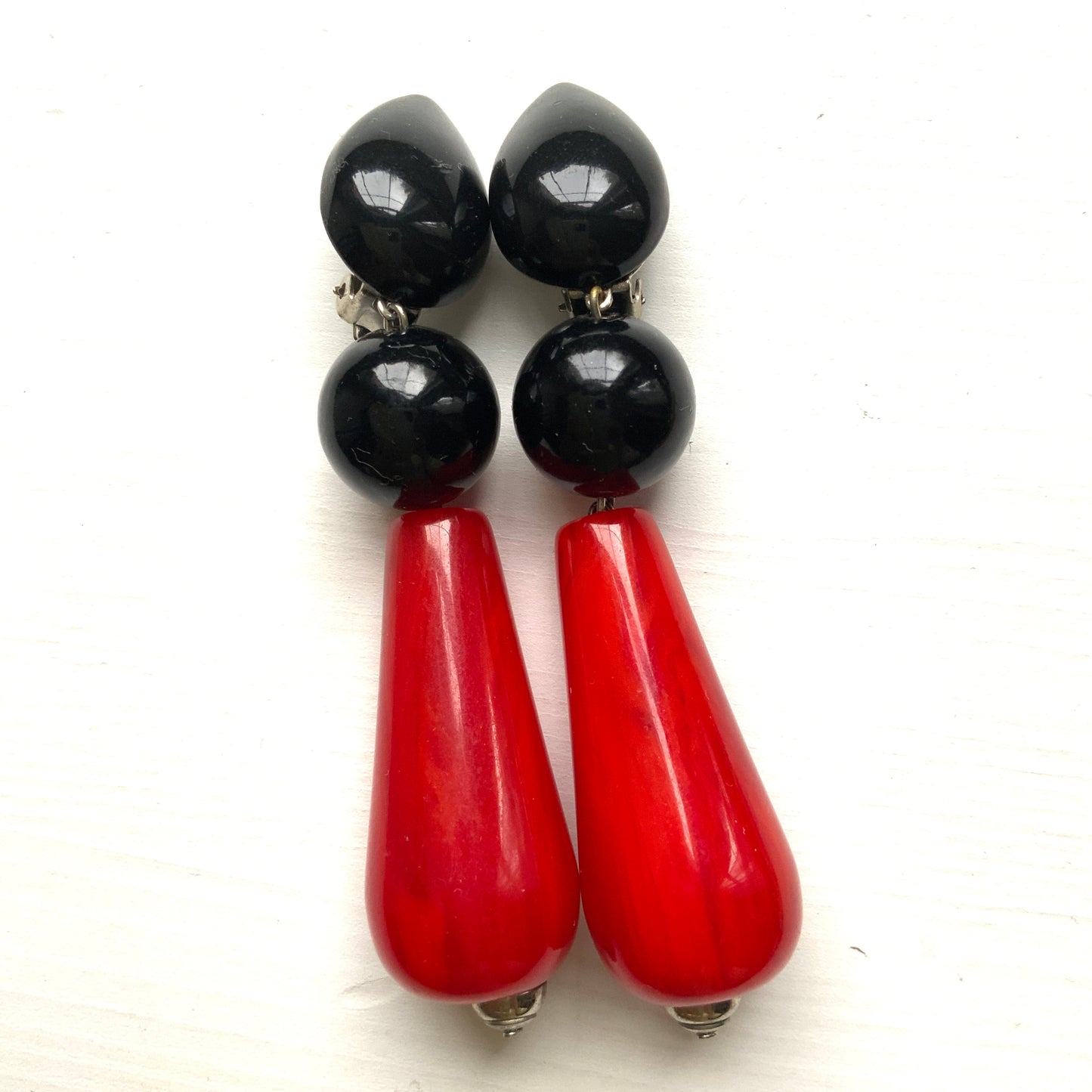 Drop earrings featuring red and black plastic beads. 赤と黒のプラスチックビーズを組み合わせたドロップイヤリング。 