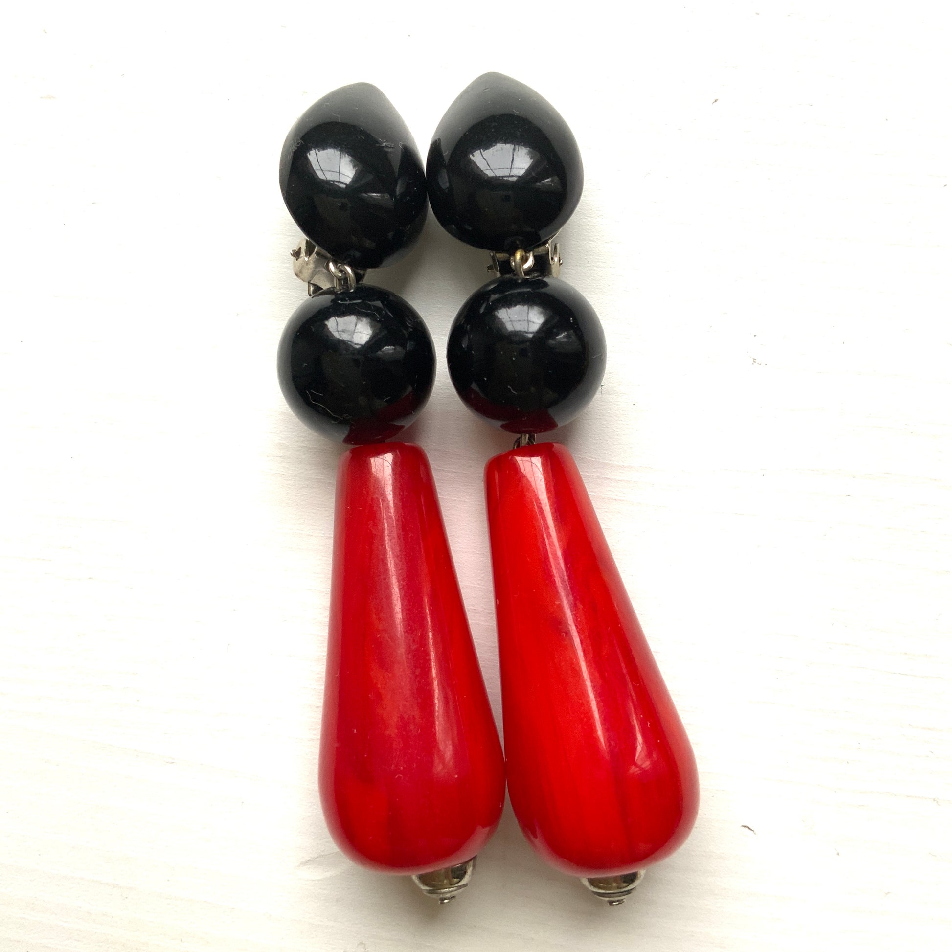 Drop earrings featuring red and black plastic beads. 赤と黒のプラスチックビーズを組み合わせたドロップイヤリング。 