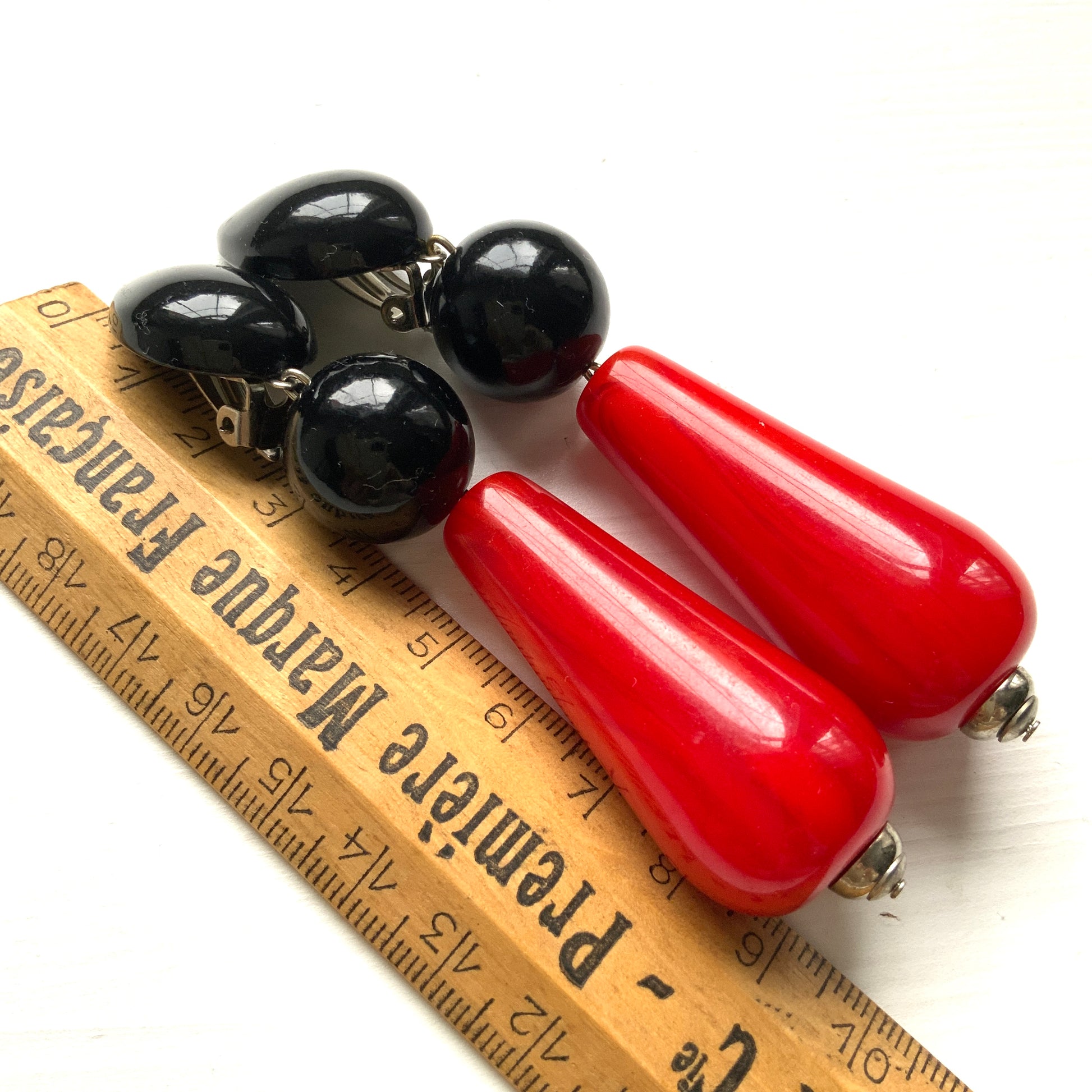 Drop earrings featuring red and black plastic beads. 赤と黒のプラスチックビーズを組み合わせたドロップイヤリング。 