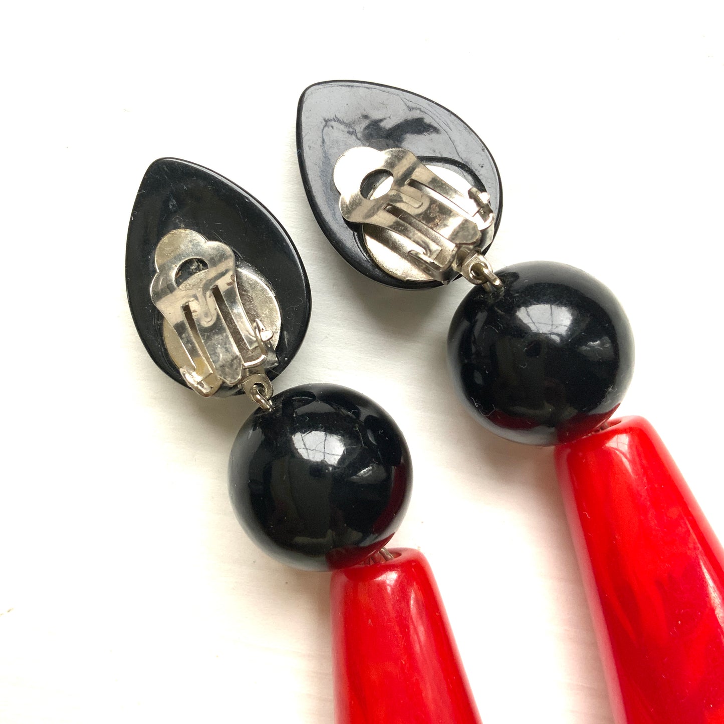 Drop earrings featuring red and black plastic beads. 赤と黒のプラスチックビーズを組み合わせたドロップイヤリング。 