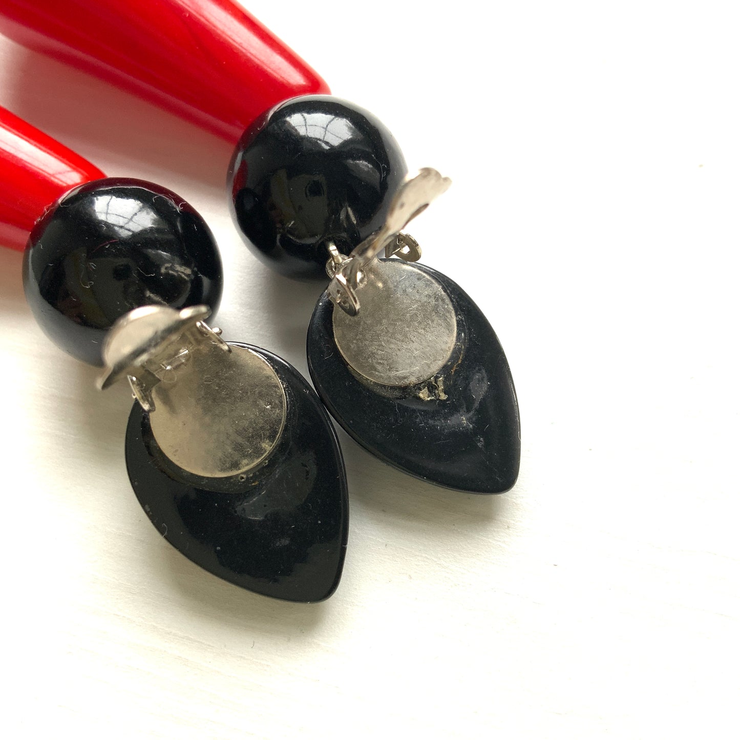 Drop earrings featuring red and black plastic beads. 赤と黒のプラスチックビーズを組み合わせたドロップイヤリング。 