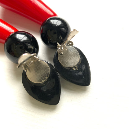 Drop earrings featuring red and black plastic beads. 赤と黒のプラスチックビーズを組み合わせたドロップイヤリング。 