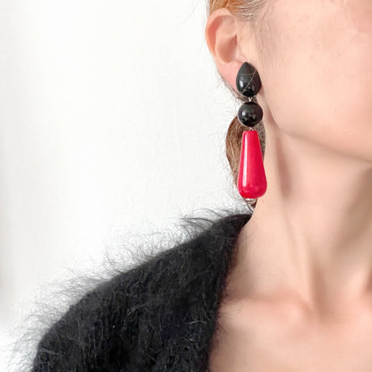 Drop earrings featuring red and black plastic beads. 赤と黒のプラスチックビーズを組み合わせたドロップイヤリング。 