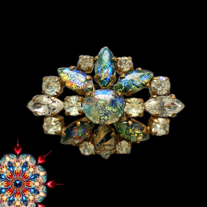 A vintage brooch featuring striking blue-toned foil glass. ブルーを基調としたフォイルグラスが印象的なヴィンテージブローチ。 