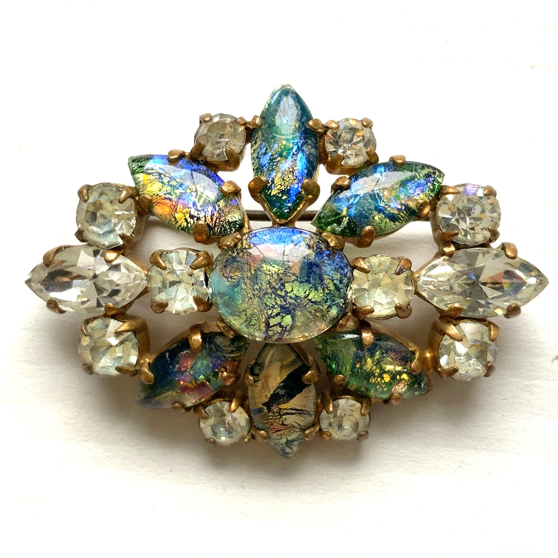 A vintage brooch featuring striking blue-toned foil glass. ブルーを基調としたフォイルグラスが印象的なヴィンテージブローチ。 