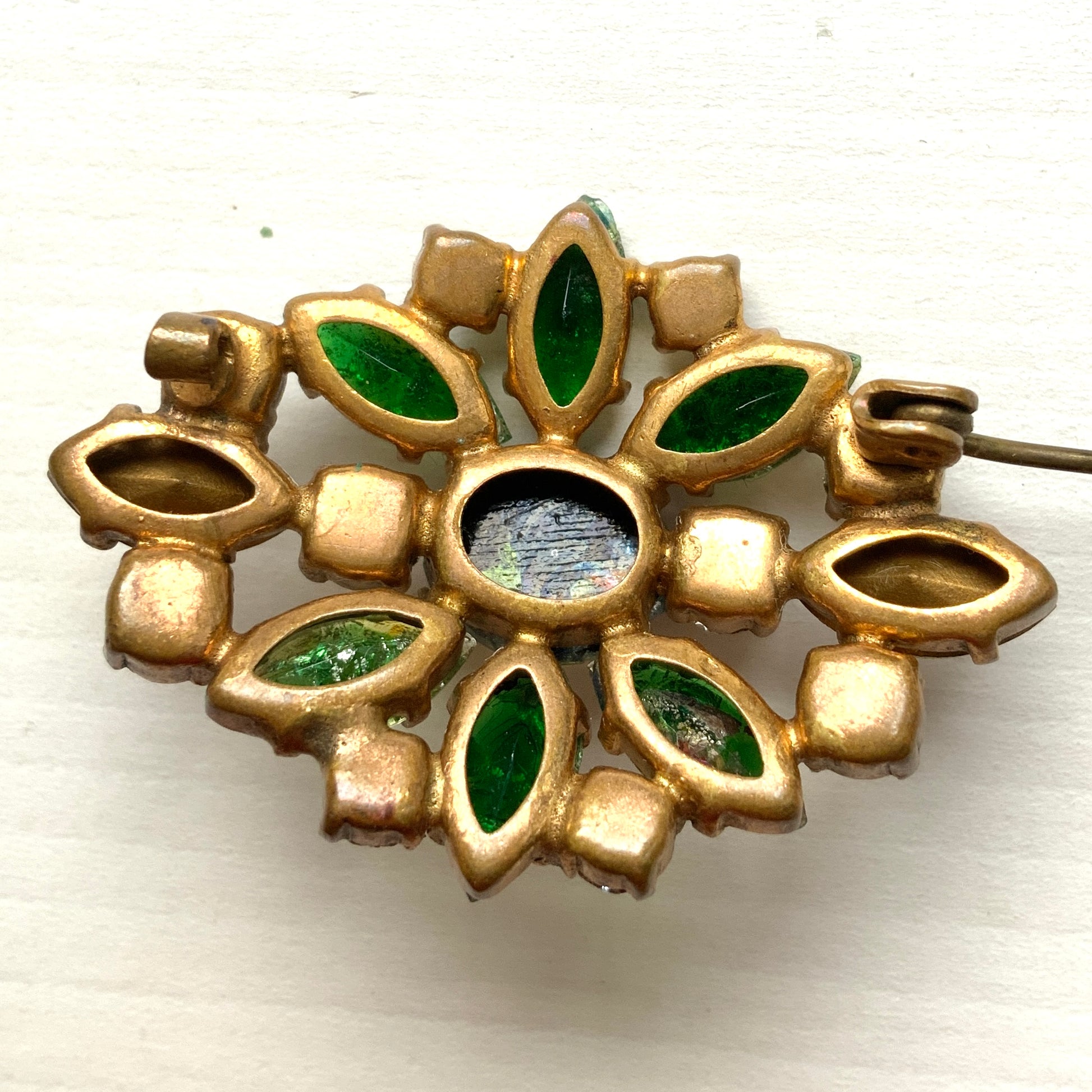 A vintage brooch featuring striking blue-toned foil glass. ブルーを基調としたフォイルグラスが印象的なヴィンテージブローチ。 