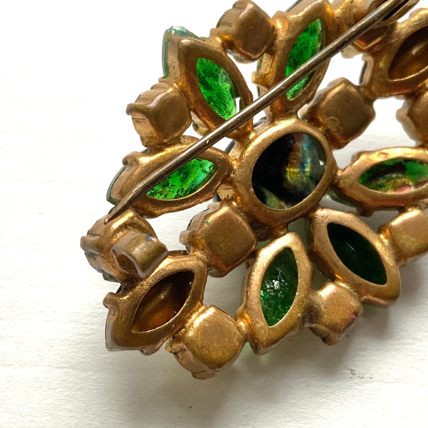 A vintage brooch featuring striking blue-toned foil glass. ブルーを基調としたフォイルグラスが印象的なヴィンテージブローチ。 