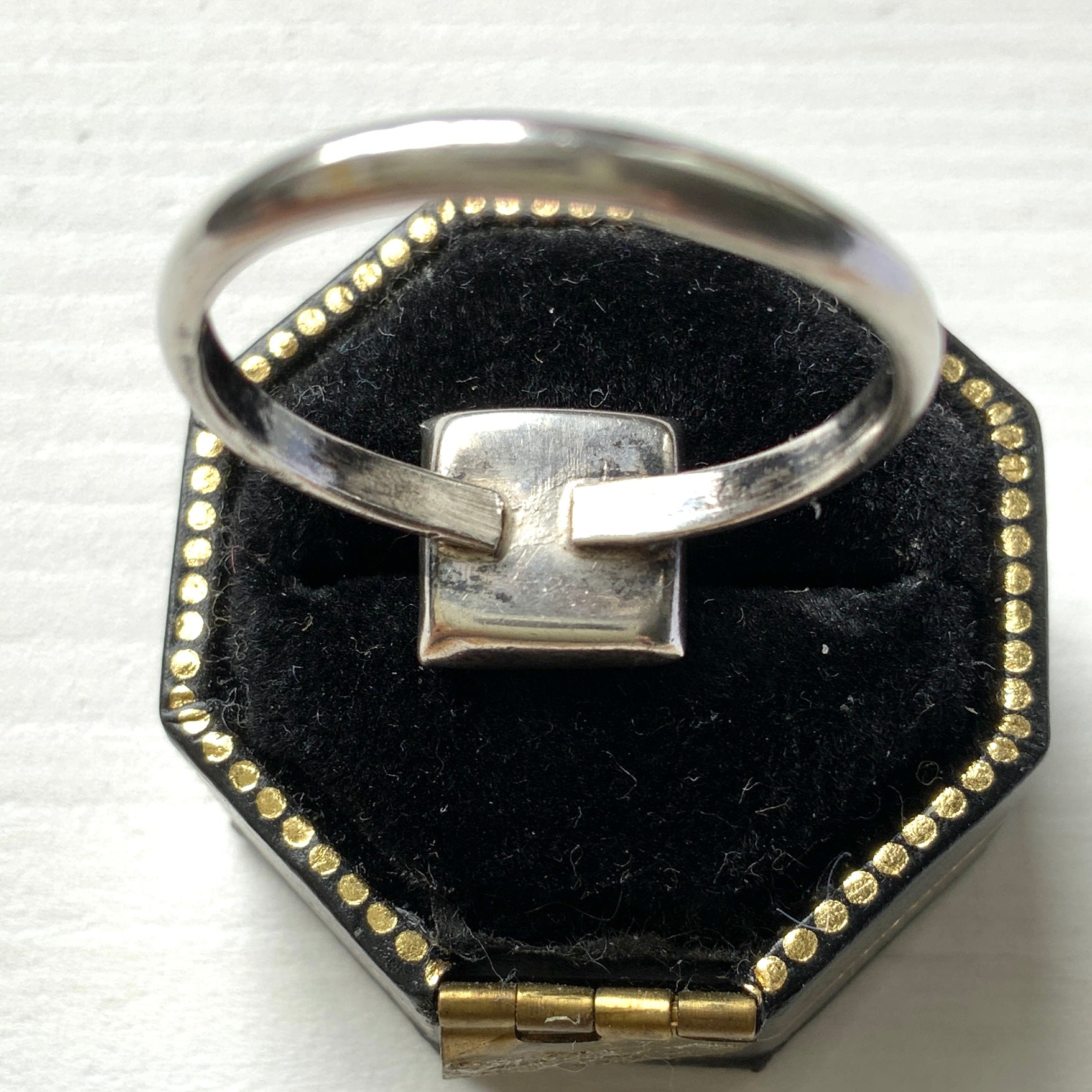A silver ring featuring the beautiful wing of a Morpho butterfly. 美しいモルフォ蝶の羽を使ったバタフライウィングのシルバーリング。 