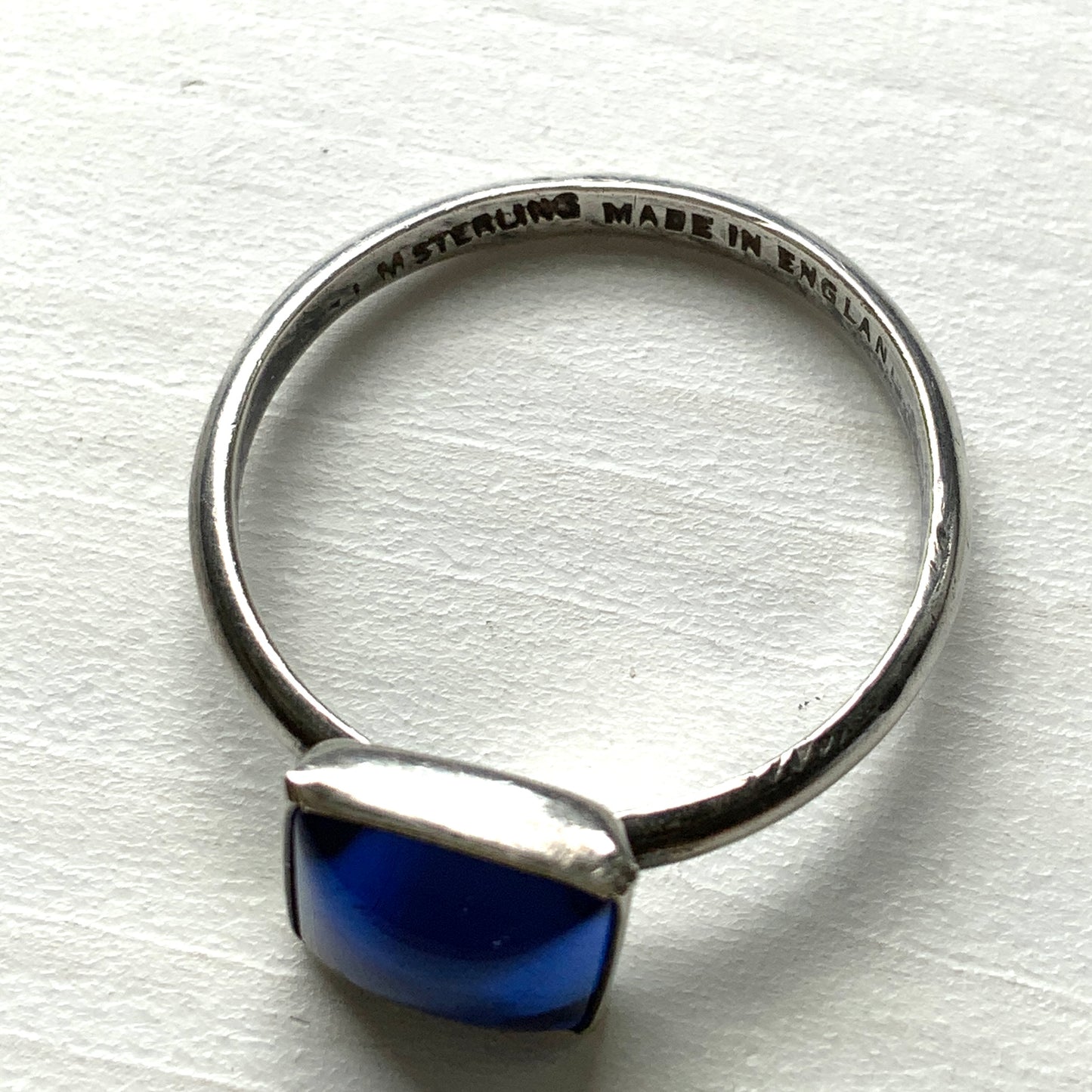 A silver ring featuring the beautiful wing of a Morpho butterfly. 美しいモルフォ蝶の羽を使ったバタフライウィングのシルバーリング。 