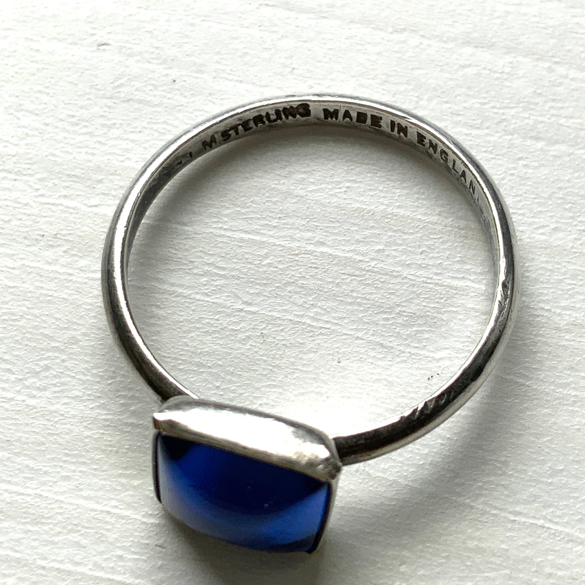 A silver ring featuring the beautiful wing of a Morpho butterfly. 美しいモルフォ蝶の羽を使ったバタフライウィングのシルバーリング。 