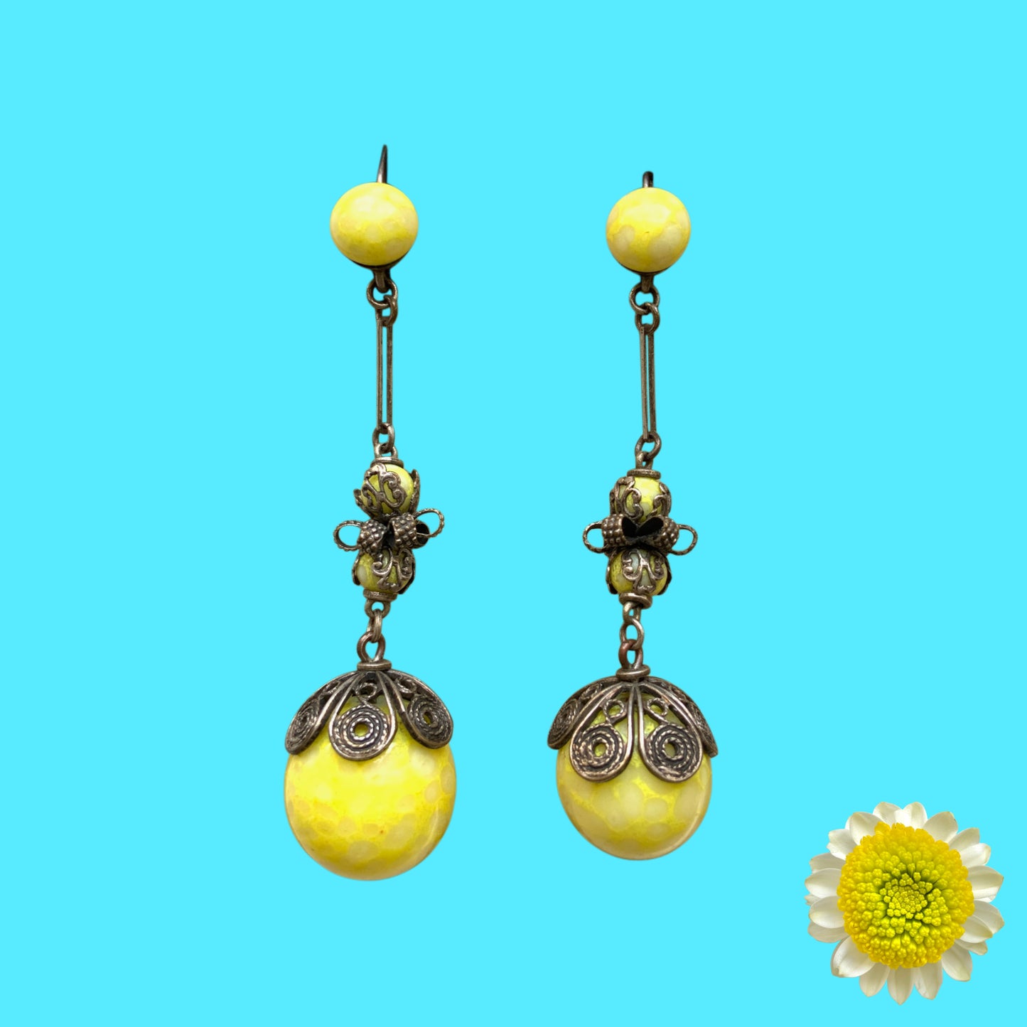 Uranium glass earrings featuring vibrant neon yellow glass beads with unique mottled patterns. 鮮やかなネオンイエローのウランガラスを使用したピアス。