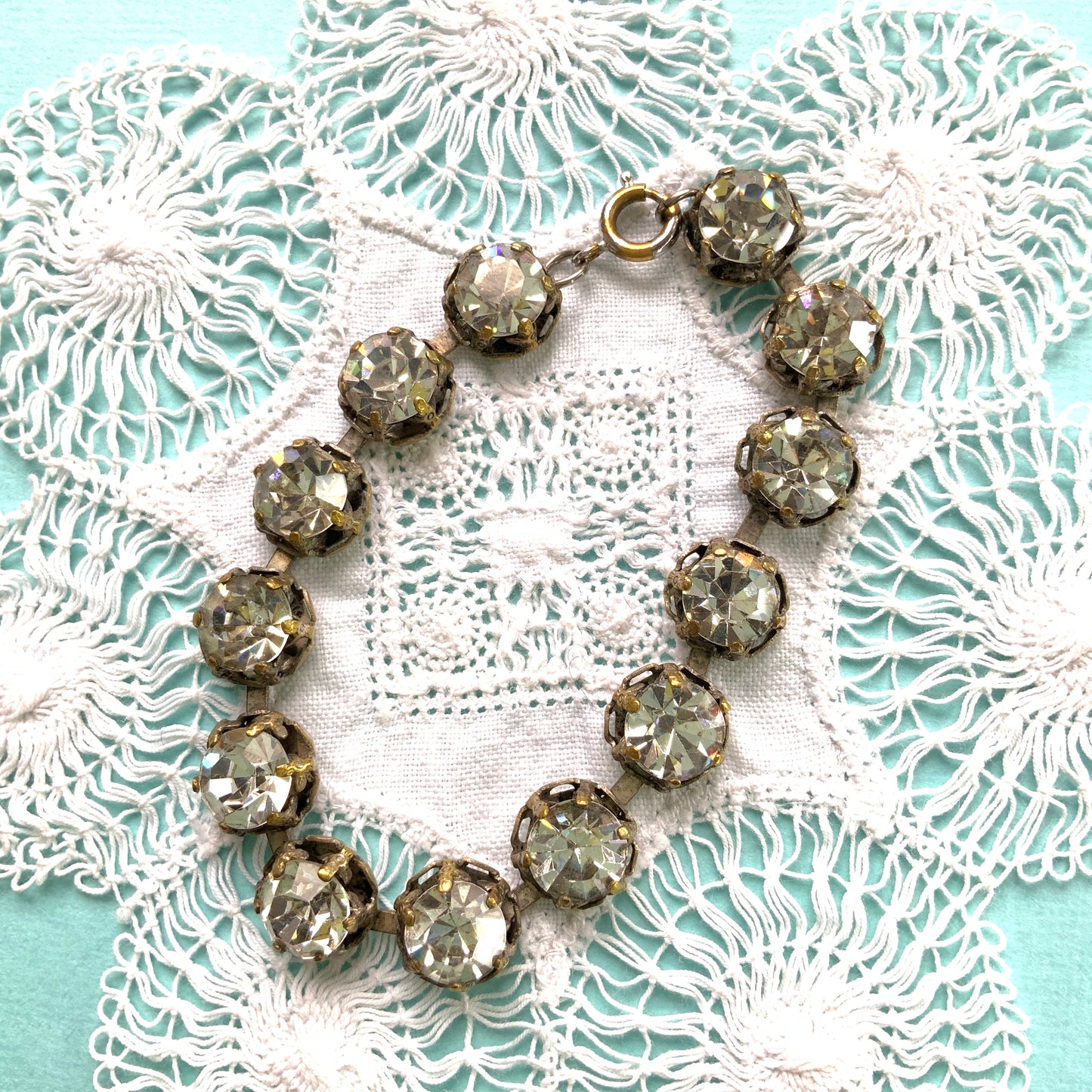 A simple vintage bracelet set with large clear rhinestones. 大粒のクリアラインストーンが並ぶシンプルなヴィンテージブレスレット。