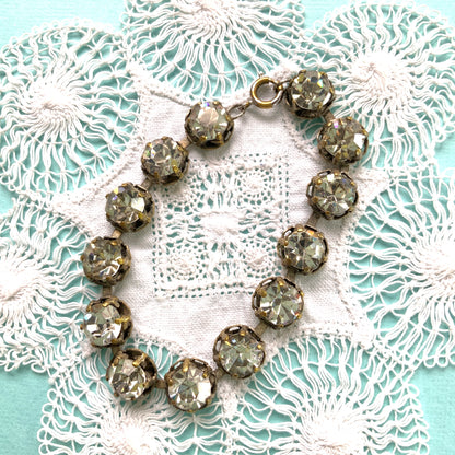 A simple vintage bracelet set with large clear rhinestones. 大粒のクリアラインストーンが並ぶシンプルなヴィンテージブレスレット。