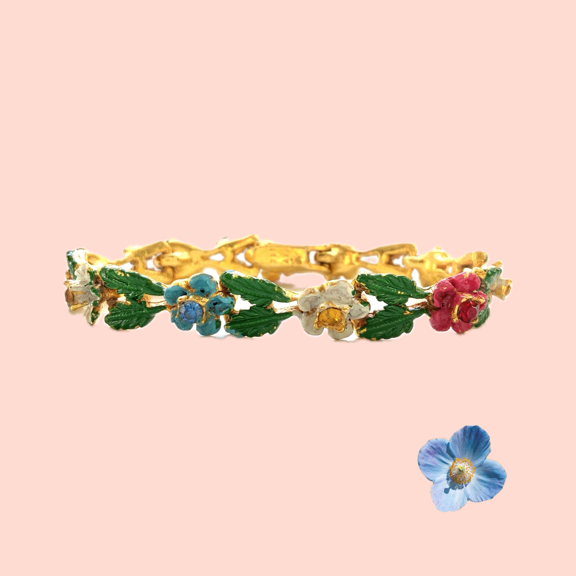 A delicate enamel bracelet adorned with rows of pink, pale blue and white flowers. ピンク、水色、白のお花が並んだエナメルのブレスレット。