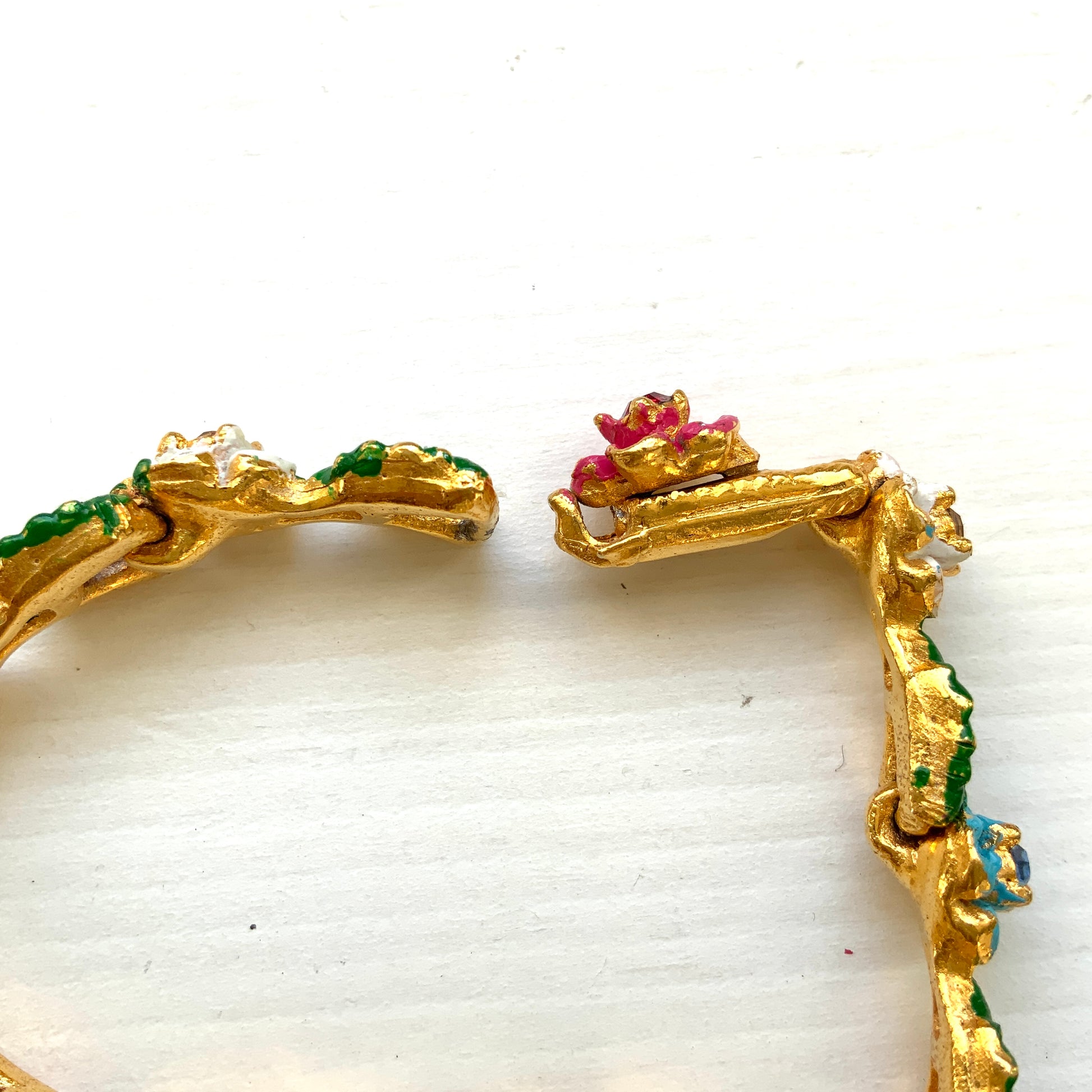 A delicate enamel bracelet adorned with rows of pink, pale blue and white flowers. ピンク、水色、白のお花が並んだエナメルのブレスレット。