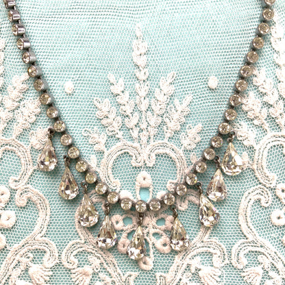 A fringe necklace with clear teardrop rhinestones that sway softly. ティアドロップのクリアラインストーンが揺れるフリンジネックレス。