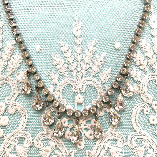 A fringe necklace with clear teardrop rhinestones that sway softly. ティアドロップのクリアラインストーンが揺れるフリンジネックレス。