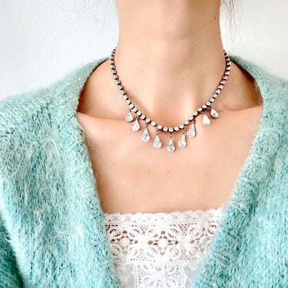 A fringe necklace with clear teardrop rhinestones that sway softly. ティアドロップのクリアラインストーンが揺れるフリンジネックレス。