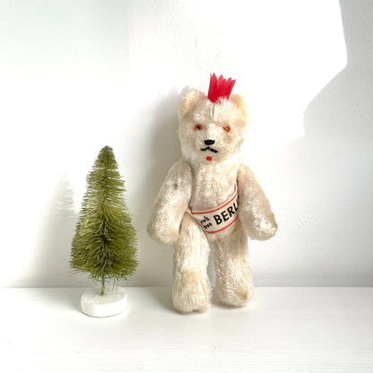 A charming white Berlin bear wearing a small red crown — a classic and recognisable Berlin souvenir.赤い王冠をかぶった、白いベルリンベアのぬいぐるみ。 定番のベルリン土産として知られるベアで、王冠とタスキが特徴的です。