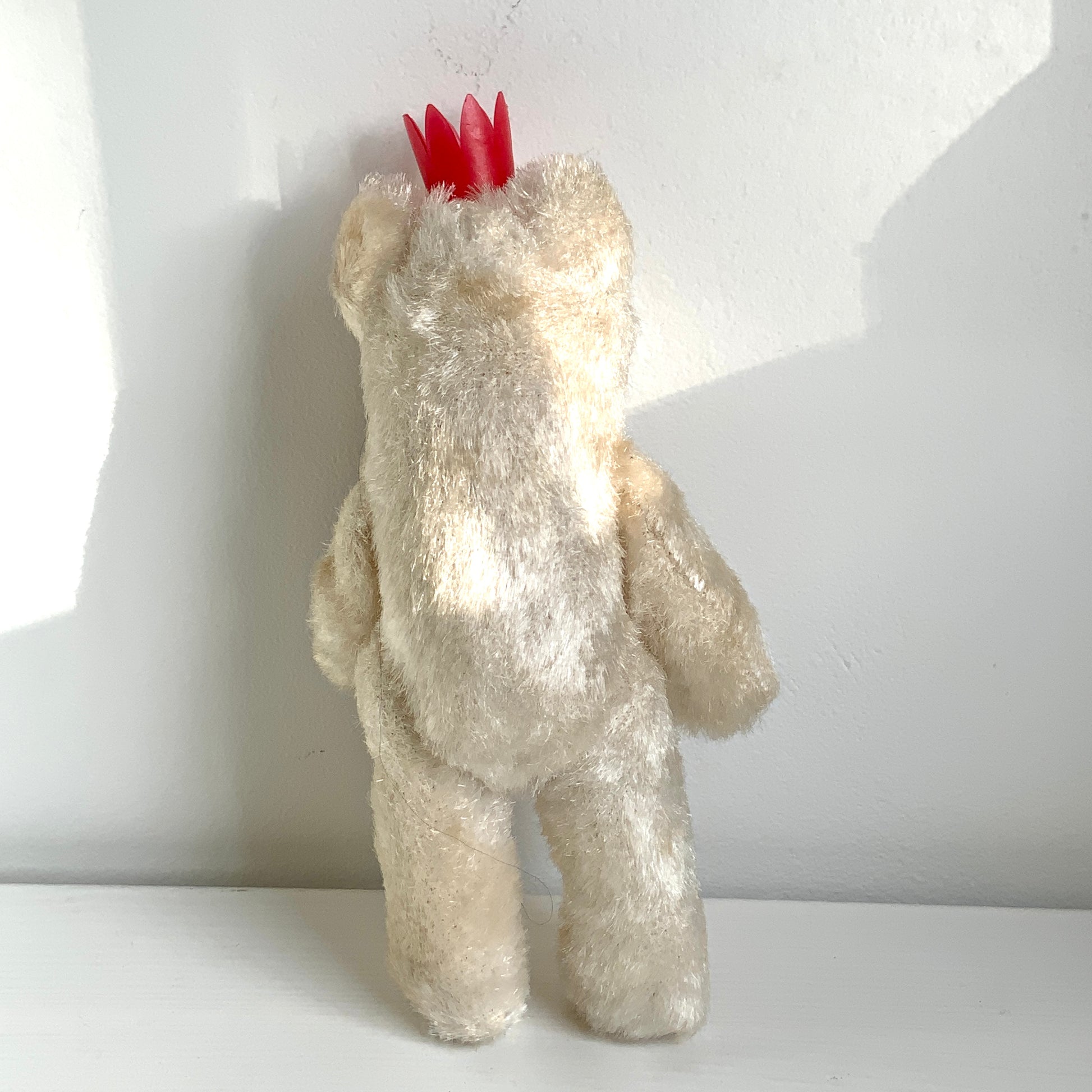 A charming white Berlin bear wearing a small red crown — a classic and recognisable Berlin souvenir.赤い王冠をかぶった、白いベルリンベアのぬいぐるみ。 定番のベルリン土産として知られるベアで、王冠とタスキが特徴的です。