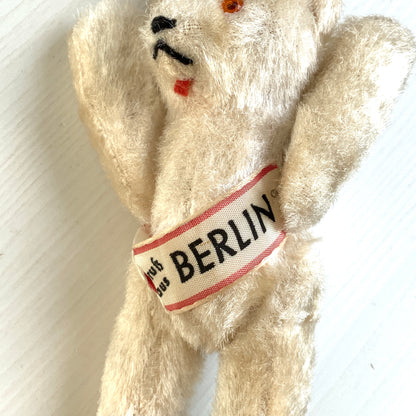 A charming white Berlin bear wearing a small red crown — a classic and recognisable Berlin souvenir.赤い王冠をかぶった、白いベルリンベアのぬいぐるみ。 定番のベルリン土産として知られるベアで、王冠とタスキが特徴的です。
