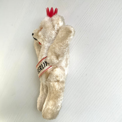 A charming white Berlin bear wearing a small red crown — a classic and recognisable Berlin souvenir.赤い王冠をかぶった、白いベルリンベアのぬいぐるみ。 定番のベルリン土産として知られるベアで、王冠とタスキが特徴的です。