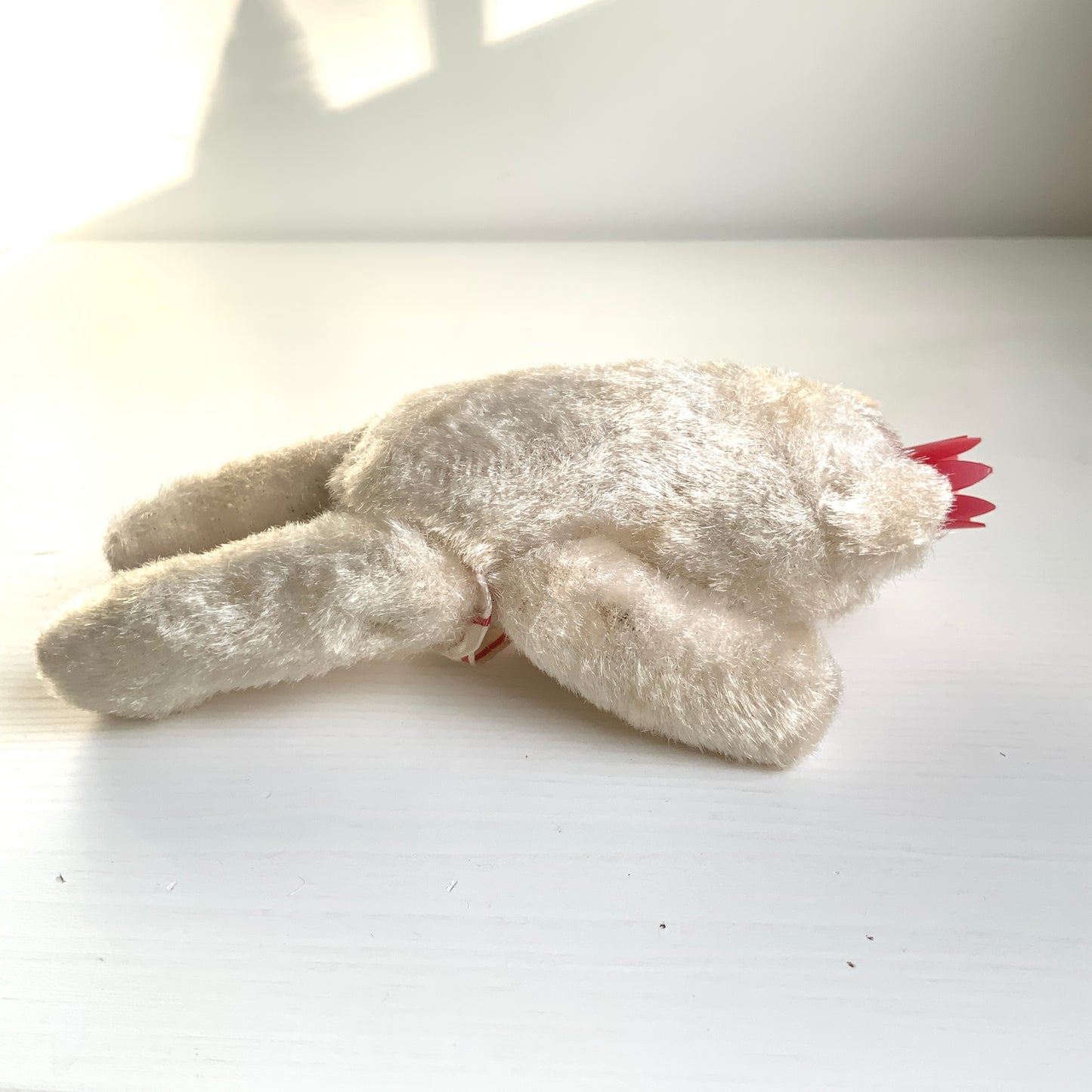 A charming white Berlin bear wearing a small red crown — a classic and recognisable Berlin souvenir.赤い王冠をかぶった、白いベルリンベアのぬいぐるみ。 定番のベルリン土産として知られるベアで、王冠とタスキが特徴的です。