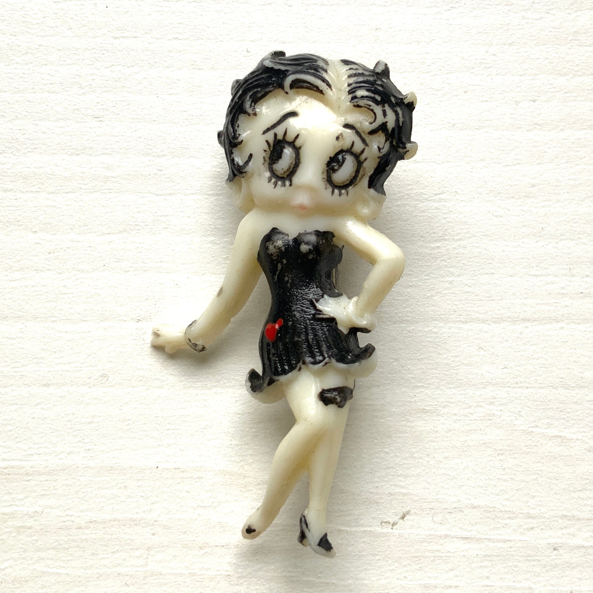 Vintage Betty Boop brooch. A charming design featuring her little black dress with a tiny red heart accent.  ベティ・ブープのヴィンテージブローチ。 リトルブラックドレスに赤いハートがワンポイントの、チャーミングなデザインです。