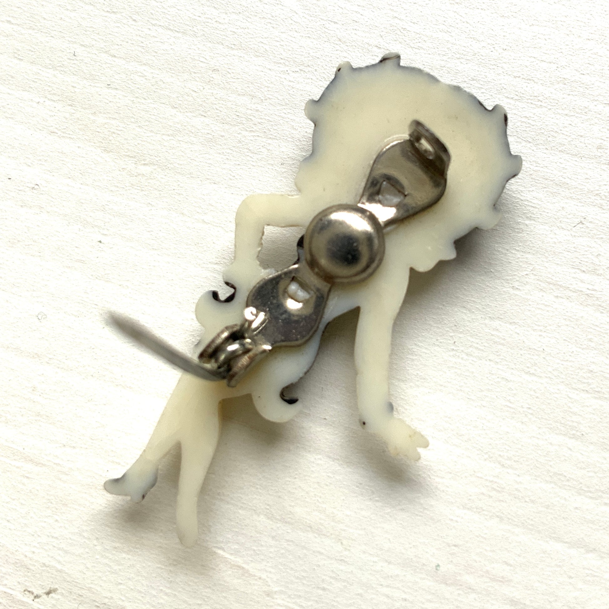 Vintage Betty Boop brooch. A charming design featuring her little black dress with a tiny red heart accent.  ベティ・ブープのヴィンテージブローチ。 リトルブラックドレスに赤いハートがワンポイントの、チャーミングなデザインです。