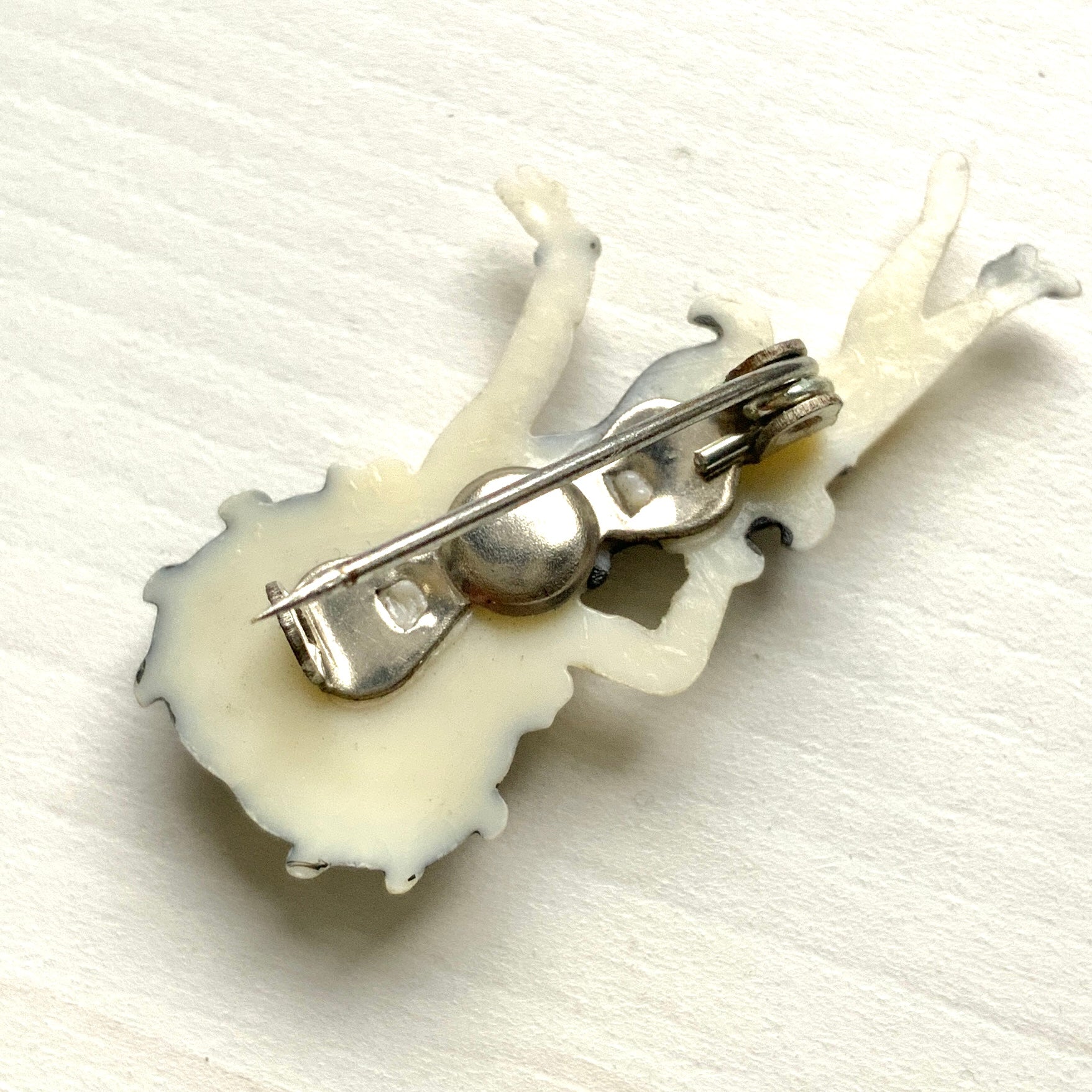 Vintage Betty Boop brooch. A charming design featuring her little black dress with a tiny red heart accent.  ベティ・ブープのヴィンテージブローチ。 リトルブラックドレスに赤いハートがワンポイントの、チャーミングなデザインです。